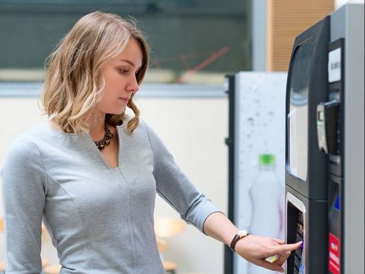 Sven Serveis De Vending mujer en dispensador